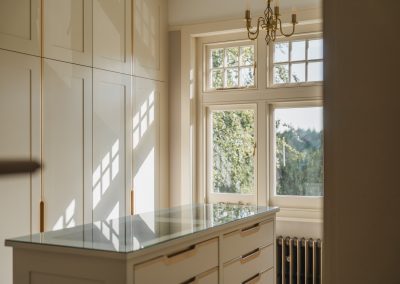 Dressing room with a central island